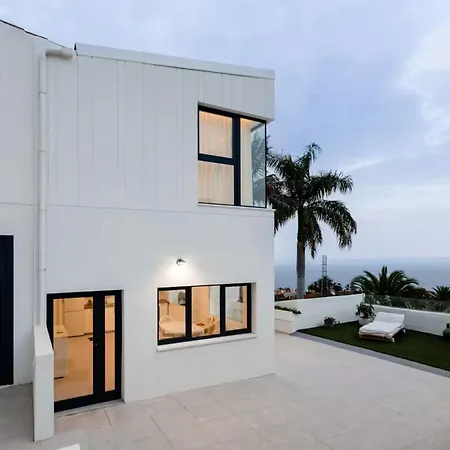 Sunset Horizon Hideaway & Terrace, 아파트